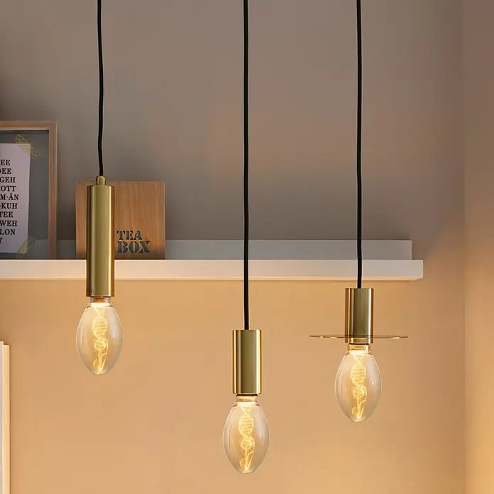 Paulmann Inner Glow LED-Lampe Vintage Glühlampenform E27 - E27, Nicht Dimmbar, Gelb, 180 lm, 3,5 W, Kerze, Farbe: Gold - Nahaufnahme von drei goldenen Pendelleuchten mit dekorativen Glühbirnen, die ein warmes Licht ausstrahlen.\n
