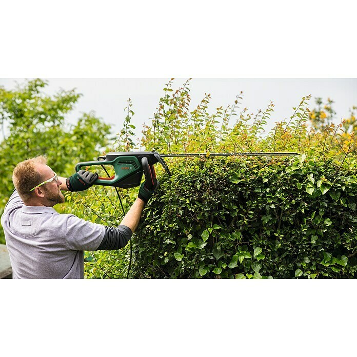 Bosch Elektro-Heckenschere AdvancedHedgeCut 65500 W, Schnittlänge: 65 cm Use Shot