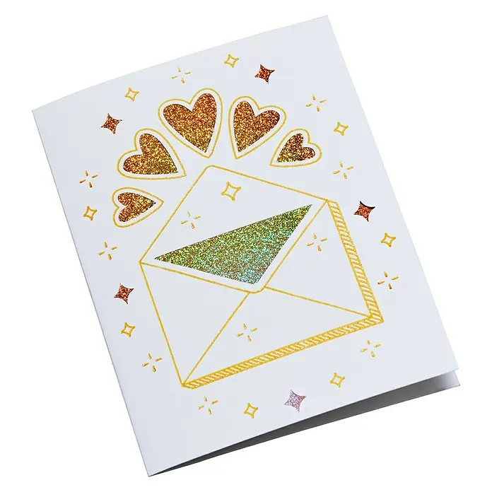 Cricut Joy Klebekarten-Set Cutaway Karte mit Kuvert - 8 -tlg., Marina, 14 x 10,8 cm - Nahaufnahme einer Geburtstagskarte mit Umschlag- und Herzdesign in goldenem Glitzer, ideal für festliche Grüße.