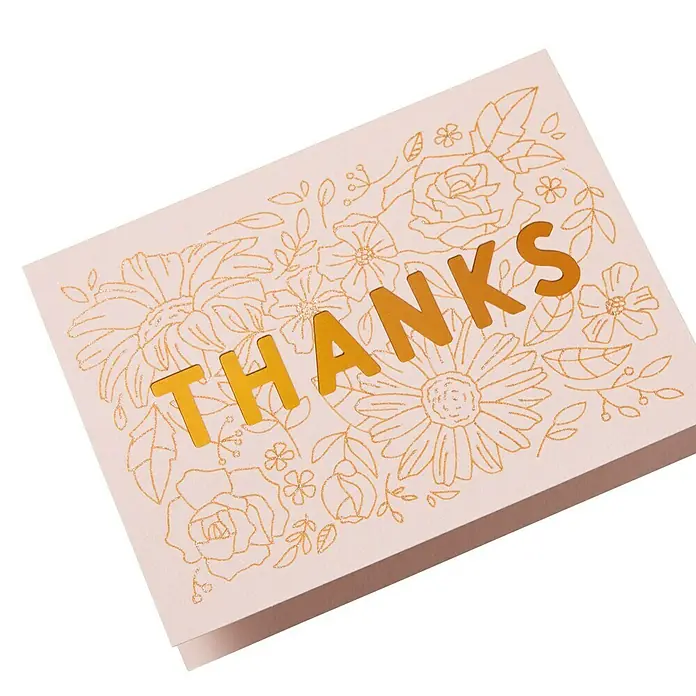 Cricut Joy Klebekarten-Set Cutaway Karte mit Kuvert - 8 -tlg., Marina, 14 x 10,8 cm - Nahaufnahme einer Dankeskarte mit goldenen Blumen und dem Wort "Thanks" in goldenen Buchstaben auf einem rosa Hintergrund.