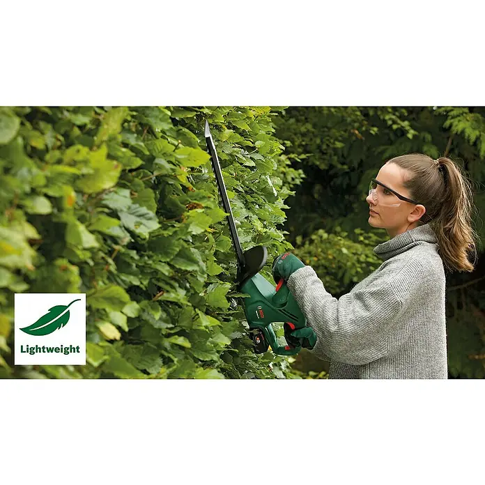 Bosch Power for All 18V Akku-Heckenschere EasyHedgeCut 18V-45 - 18 V, Li-Ionen, Ohne Akku, Schnittlänge: 40 cm - Eine Frau benutzt eine Bosch Akku-Heckenschere, um eine Hecke zu schneiden, mit dem "Leichtgewicht"-Logo im Vordergrund.