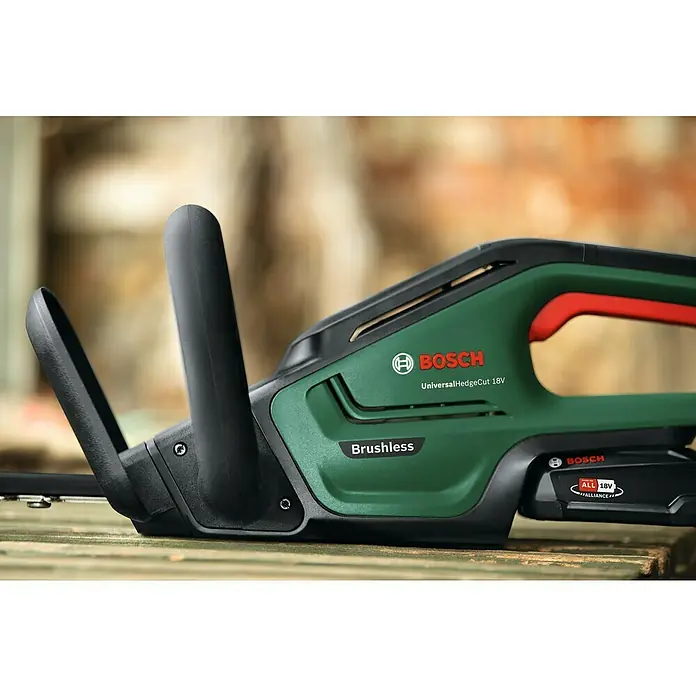 Bosch Power for All 18V Akku-Heckenschere UniversalHedgeCut 18V-55 - 18 V, Li-Ionen, Ohne Akku, Schnittlänge: 50 cm - Nahaufnahme einer grünen Bosch UniversalHedgeCut 18V Akku-Heckenschere mit schwarzem Griff und Akku.