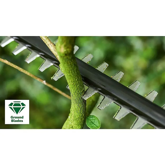 Bosch Power for All 18V Teleskop-Heckenschere UniversalHedgePole 18 - 18 V, Li-Ionen, Ohne Akku, Schnittlänge: 43 cm - Nahaufnahme einer Heckenschere, die einen Ast durchtrennt, wobei die scharfen Klingen und die Präzision des Werkzeugs hervorgehoben werden.