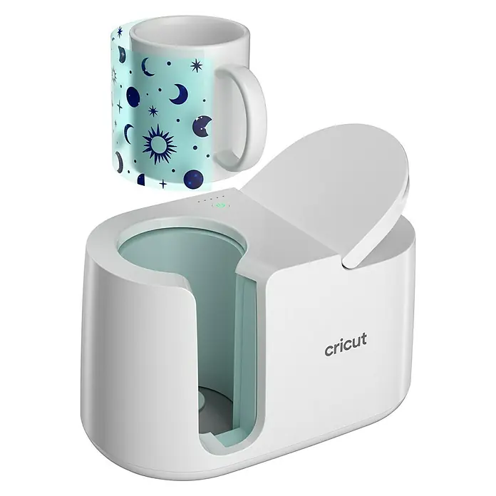 Cricut Transferpresse Mug Press - Passend für: Infusible Ink- und sublimationskompatible Tassenrohlinge - Das Bild zeigt eine Cricut Mug Press mit einer individuell gestalteten Tasse, die für Sublimationsprojekte verwendet wird.