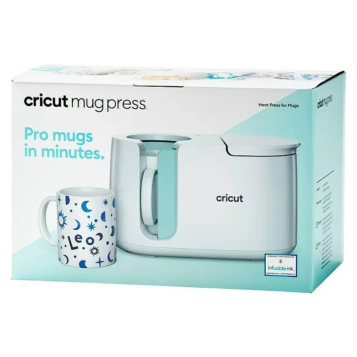 Cricut Transferpresse Mug Press - Passend für: Infusible Ink- und sublimationskompatible Tassenrohlinge - Eine Cricut Mug Press-Verpackung, die eine Maschine zum Bedrucken von Tassen und eine beispielhaft bedruckte Tasse mit Sternen und Schrift zeigt.