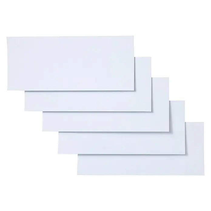 Cricut Joy Aufkleber Smart Paper Sticker Cardstock - 10 Stk., Weiß, 33 x 14 cm - Eine Nahaufnahme von fünf weißen Blanko-Etiketten, die versetzt übereinander liegen und auf einem schwarzen Hintergrund platziert sind.