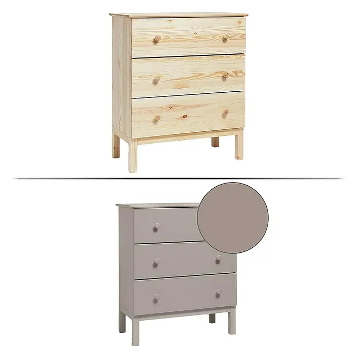 SCHÖNER WOHNEN-Farbe Pep up Weißlack für Möbel, Türen & Küchenfronten - Taupe, Seidenmatt, 1 l, Wasserbasiert - Drei-Schubladen-Kommode aus hellem Holz und eine Kommode in Taupe mit Farbmuster zum Vergleichen der Farben.