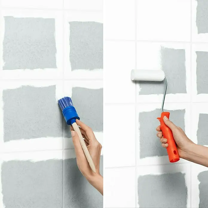 SCHÖNER WOHNEN-Farbe Pep up Renovierfarbe für Wand- & Bodenfliesen - Hellgrau, Glänzend, 1 l, Wasserbasiert - Farbpinsel und Farbroller werden verwendet, um die weißen Fliesen grau zu streichen.