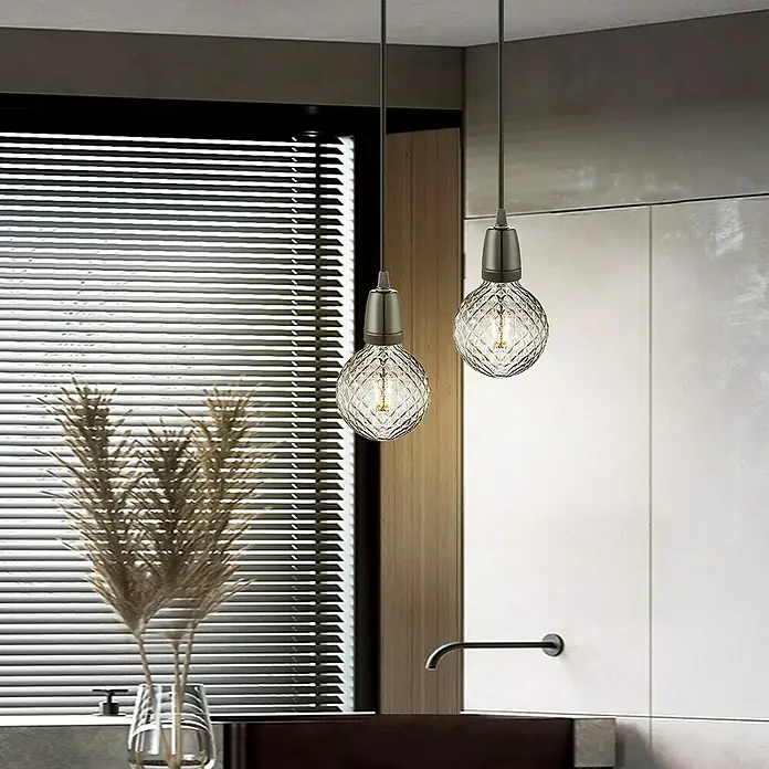 Home Sweet Home Lampenfassung Posh - E27, Schwarz, Keramik, Ø x H: 4,8 x 5,8 cm - Zwei dekorative Hängelampen mit klaren, facettierten Glasschirmen und dunklen Aufhängungen über einem modernen Waschtisch.