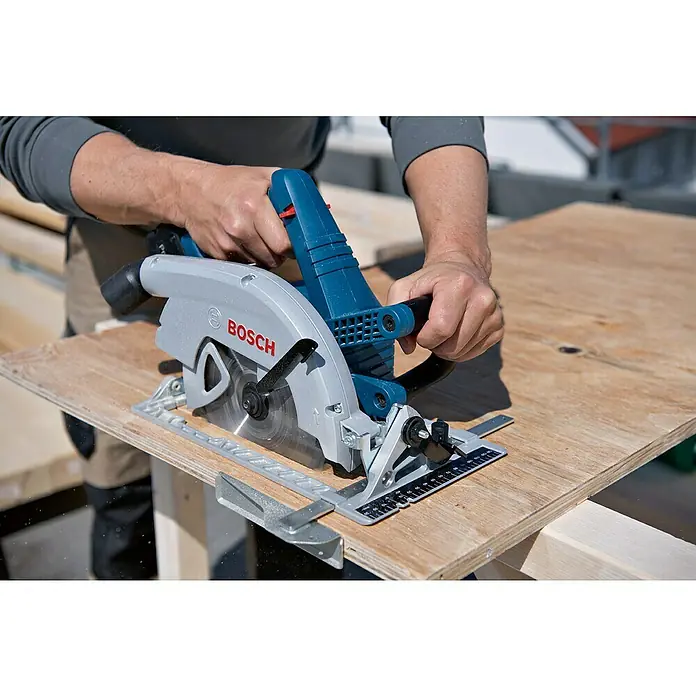 Bosch Professional AMPShare 18V Akku-Handkreissäge GKS 18V-68 C - 18 V, Ohne Akku, Durchmesser Sägeblatt: 190 mm, 0 U/min - 5.000 U/min, Ohne L-Boxx - Ein Handwerker benutzt eine Bosch Kreissäge, um präzise ein Holzbrett zu schneiden. Das Werkzeug steht im Fokus, während es durch das Material gleitet.