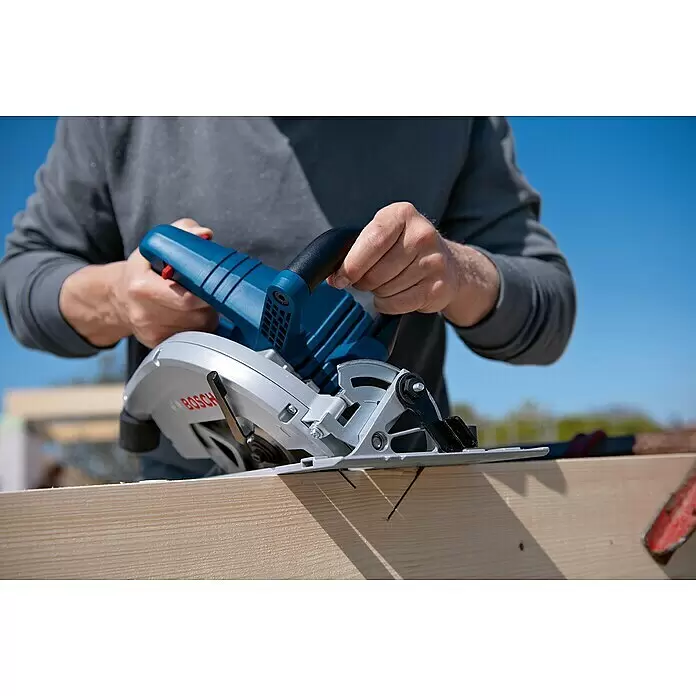 Bosch Professional AMPShare 18V Akku-Handkreissäge GKS 18V-68 C - 18 V, Ohne Akku, Durchmesser Sägeblatt: 190 mm, 0 U/min - 5.000 U/min, Ohne L-Boxx - Person schneidet ein Holzbrett mit einer blau-silbernen Bosch Kreissäge.