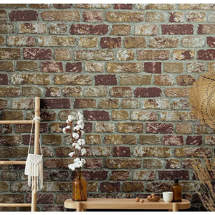 Marburg Sand & Stones Vliestapete Steinmauer II - Beige, Steinoptik, 10,05 x 0,53 m - Einrichtungsidee mit einer strukturierten Backsteintapete in Braun- und Rottönen für ein gemütliches Ambiente.