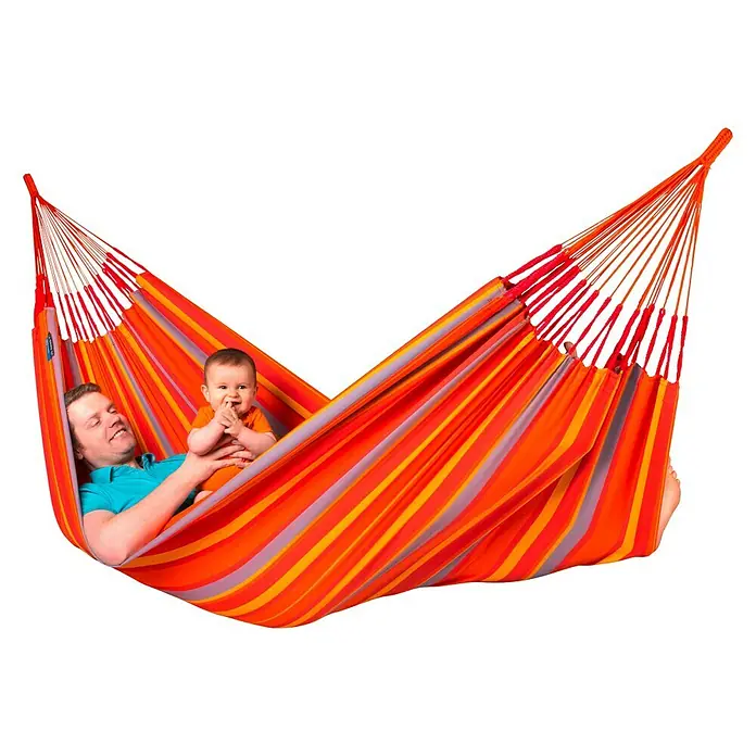 La Siesta Hängematte Brisa - L x B: 350 x 160 cm, Toucan - Mann und Baby entspannen in einer gestreiften Hängematte, die Komfort und Freude ausstrahlt. Ideal für entspannte Momente im Freien.