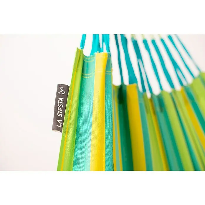 La Siesta Hängematte Brisa - L x B: 350 x 160 cm, Lime - Nahaufnahme einer bunten "La Siesta" Hängematte mit Streifen in Grün- und Gelbtönen, ideal zum Entspannen im Freien.