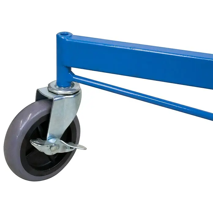 Güde Plattenlift GTL 335 - 68 kg, Höhenverstellung: 140 cm - 335 cm - Nahaufnahme eines blauen Geräteständers mit grauem Rollenrad und Feststellbremse.