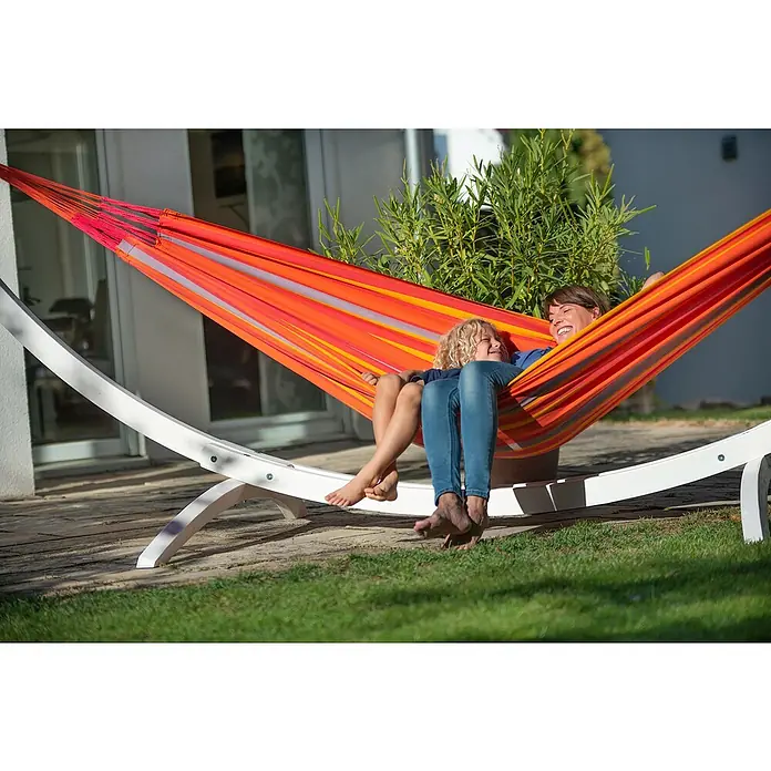 La Siesta Hängematte Brisa - L x B: 350 x 160 cm, Toucan - Eine Mutter mit Kind entspannt in einer farbenfrohen Hängematte. Der dazugehörige Ständer aus hellem Holz ist die perfekte Ergänzung für jeden Garten.