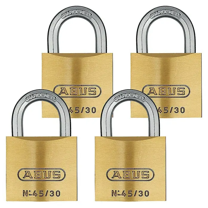 Abus Vorhängeschloss-Set 45/30 Gleichschließend - B x H: 29 x 45 mm, Bügelstärke: 5 mm, Messing, 4 Stk. - Nahaufnahme von vier ABUS Messingvorhängeschlössern mit gehärteten Stahlbügeln, ideal für die Sicherheit verschiedener Gegenstände.