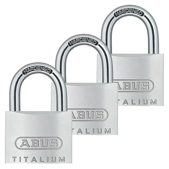 Abus Vorhängeschloss-Set Titalium 54TI/40 Gleichschließend - B x H: 38 x 57 mm, Bügelstärke: 6 mm, Titalium-Spezialaluminium, 3 Stk. - Nahaufnahme von drei ABUS TITALIUM Vorhängeschlössern, die Robustheit und Sicherheit für verschiedene Anwendungen bieten.