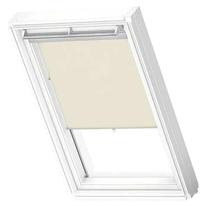 Velux Dachfensterrollo Haltekrallen RHL UK00 1086 - Farbe: Hellbeige - 1086, Farbe Schiene: Aluminium, Manuell - Das Bild zeigt ein Dachfenster mit einem hellen Rollo, das teilweise heruntergelassen ist. Der Rahmen ist weiß und das Rollo filtert das Licht sanft.