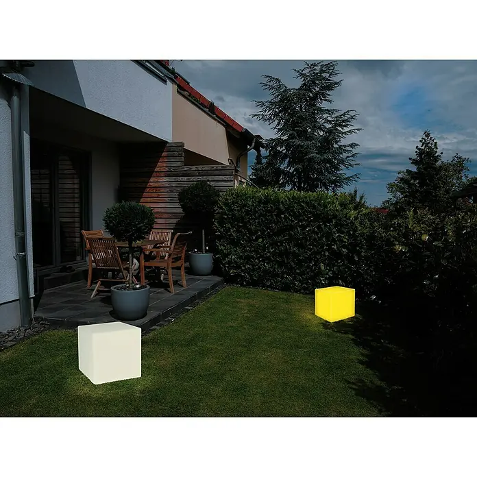 LED-Solar-Würfelleuchte - 30 x 30 x 30 cm - Gartenansicht mit beleuchteten Würfeln. Die Outdoor-Leuchten in Würfelform sind ein dekoratives Highlight im Garten.