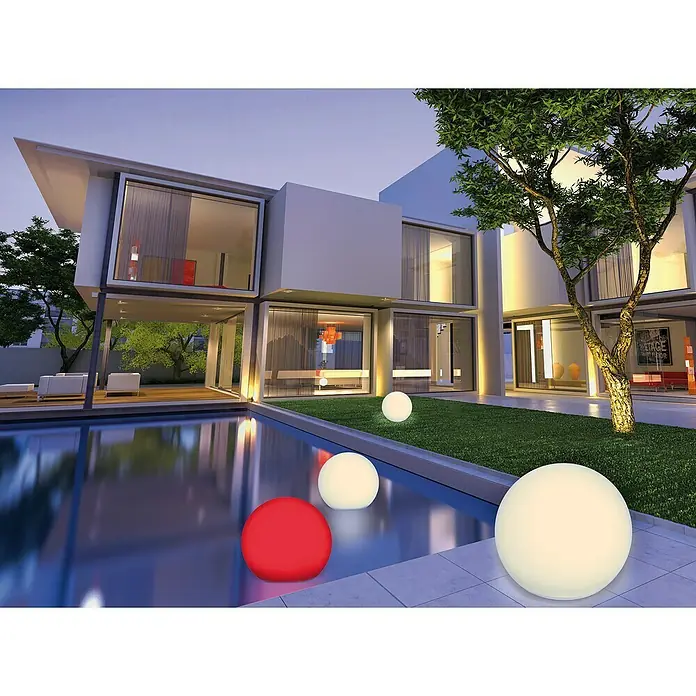 LED-Solar-DekoleuchteWeiß, 30 x 27 cm - Moderne Hausbeleuchtung mit runden Außenleuchten am Pool, die eine warme und einladende Atmosphäre schaffen.