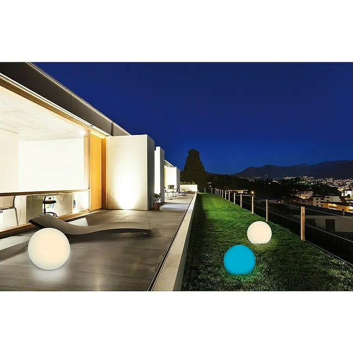 LED-Solar-DekoleuchteWeiß, 30 x 27 cm - Stimmungsvolle Szene mit einem strahlenden, kugelförmigen LED-Licht, das einen Hauch von Farbe und Eleganz auf einer modernen Terrasse verleiht.