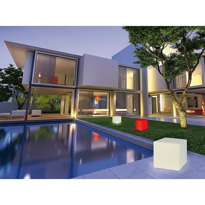 LED-Solar-Würfelleuchte - 30 x 30 x 30 cm - Moderne Villa mit Pool und beleuchteten Würfeln im Garten. Die weißen und roten Würfel setzen farbliche Akzente im Außenbereich.