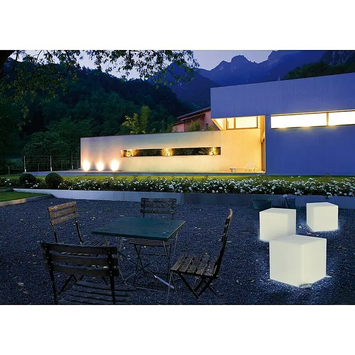 LED-Solar-Würfelleuchte - 30 x 30 x 30 cm - Gartenambiente mit leuchtenden Cube-Sitzmöbeln, die eine moderne Atmosphäre schaffen und zum Verweilen einladen.