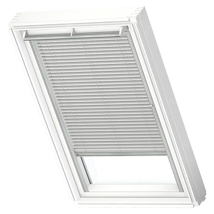 Velux Dachfenster-Jalousie PAL U08 7057S - Farbe: Silber gebürstet - 7057S, Farbe Schiene: Aluminium, Manuell - Dachfenster mit Jalousie: Ein weißes Dachfenster ist mit einer grauen Jalousie ausgestattet, die teilweise heruntergelassen ist.