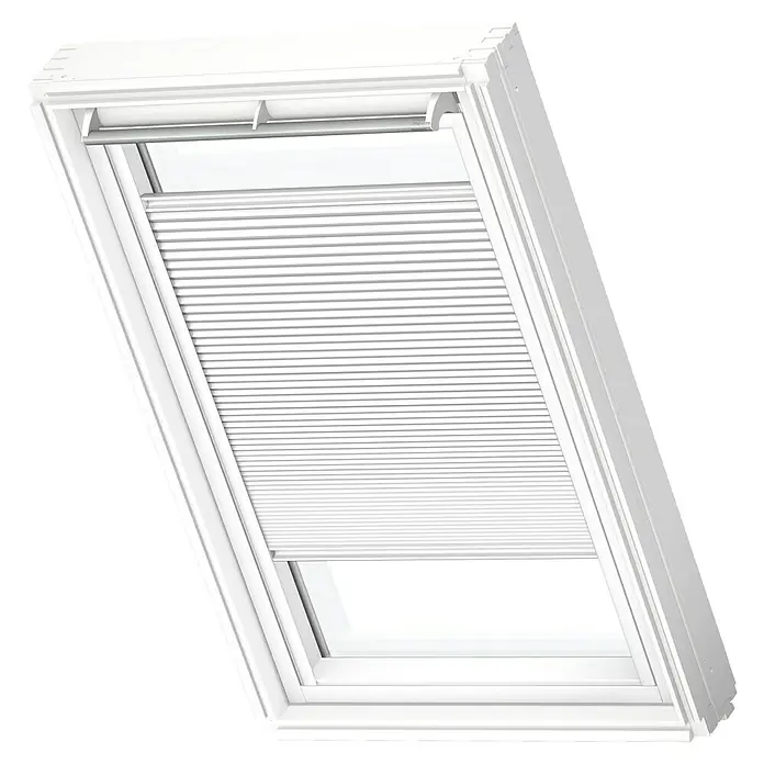 Velux Dachfensterplissee FHC SK08 1045SWL - Farbe: Weiß - 1045SWL, Farbe Schiene: Weiß, Manuell - Ein weißes Dachfenster mit einem eleganten, blickdichten Plissee, das für Privatsphäre sorgt und das einfallende Licht sanft filtert.
