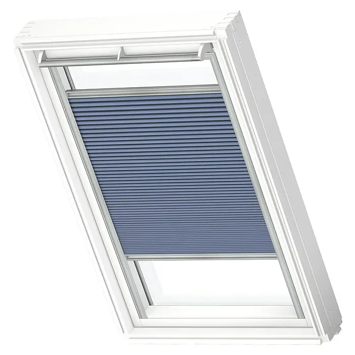 Velux Dachfensterplissee FHC SK08 1156S - Farbe: Nachtblau - 1156S, Farbe Schiene: Aluminium, Manuell - Nahaufnahme eines VELUX Dachfensters mit blauem Faltrollo für effektiven Sonnenschutz und Verdunkelung. Ideal für Schlafzimmer.