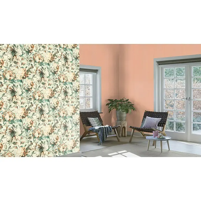 Rasch Florentine III Vliestapete - Rosa, Uni, 10,05 x 0,53 m - Stilvolles Interieur mit floraler Tapete, passend zu den peachfarbenen Wänden, akzentuiert durch moderne Sessel und üppige Zimmerpflanzen.