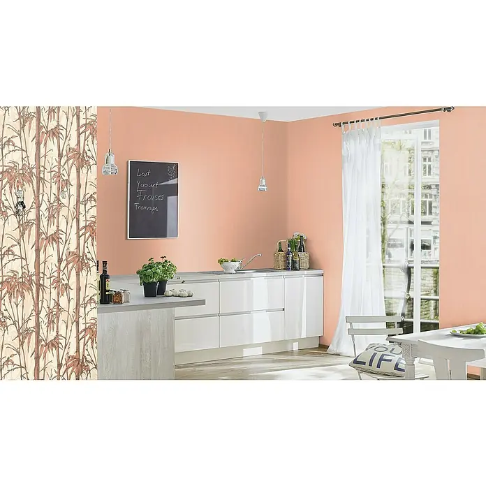 Rasch Florentine III Vliestapete - Rosa, Uni, 10,05 x 0,53 m - Eine moderne Küche mit weißen Schränken, einer Tafel an der Wand und einer Pendelleuchte, die eine stilvolle und funktionale Atmosphäre schafft.