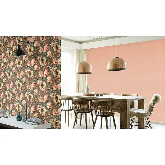 Rasch Florentine III Vliestapete - Rosa, Uni, 10,05 x 0,53 m - Blick auf einen eleganten Essbereich mit blumiger Akzentwand, rustikalem Holztisch und zwei auffälligen Pendelleuchten im Kupfer-Look.