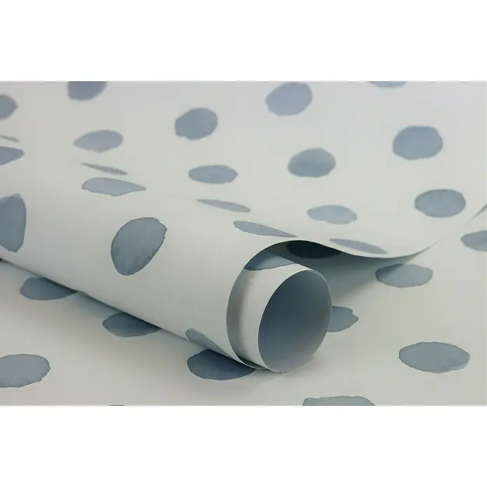 Rasch Bambino XIX Vliestapete PunkteBlau, Grafisch, 10,05 x 0,53 m - Nahaufnahme einer Rolle Geschenkpapier mit grauen Punkten auf weißem Hintergrund, die ein verspieltes und modernes Design zeigt.