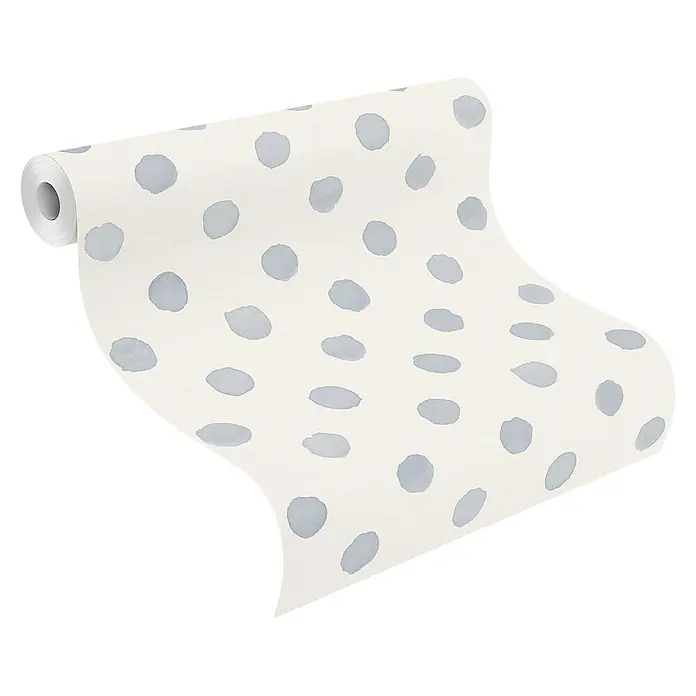 Rasch Bambino XIX Vliestapete PunkteBlau, Grafisch, 10,05 x 0,53 m - Nahaufnahme einer Tapetenrolle mit unregelmäßigen blaugrauen Punkten auf cremefarbenem Grund, die eine lebendige und moderne Wandgestaltung verspricht.