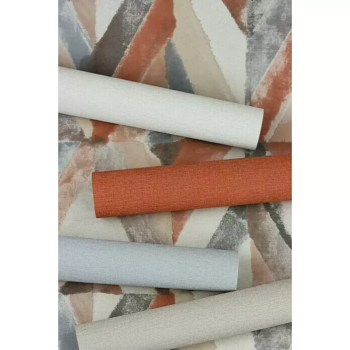 Rasch Salsa Vliestapete - Grau, Uni, 10,05 x 0,53 m - Tapetenrollen in Creme, Orange, Hellblau und Beige, auf abstrakt gemusterter Tapete mit Rost, Grau und Creme präsentiert.