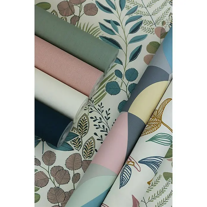 Rasch Salsa Vliestapete Blätter - Creme-Grün, Floral, 10,05 x 0,53 m - Nahaufnahme von verschiedenen Tapetenrollen mit floralen und geometrischen Mustern in sanften Farben.