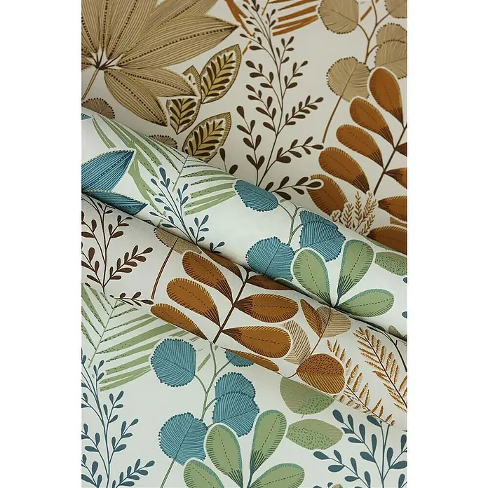 Rasch Salsa Vliestapete Blätter - Creme-Grün, Floral, 10,05 x 0,53 m - Nahaufnahme von Rollen gemusterter botanischer Tapete in verschiedenen Farbgebungen mit tropischen Blättern.