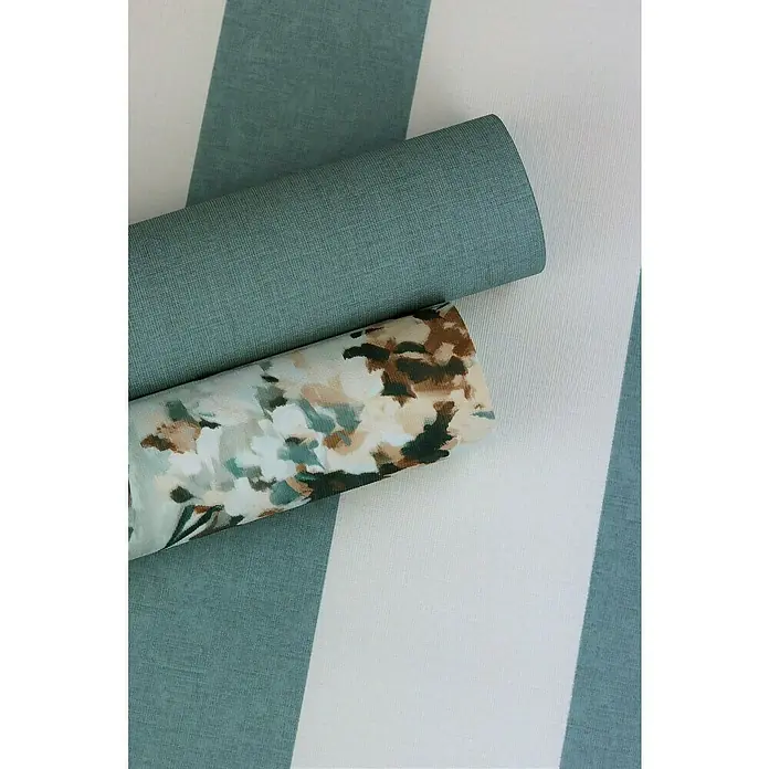Rasch Florentine III Vliestapete - Weiß-Blaugrau, Streifen, 10,05 x 0,53 m - Nahaufnahme von Stoffrollen in verschiedenen Mustern und Texturen, darunter Streifen und ein abstraktes Blumenmuster.