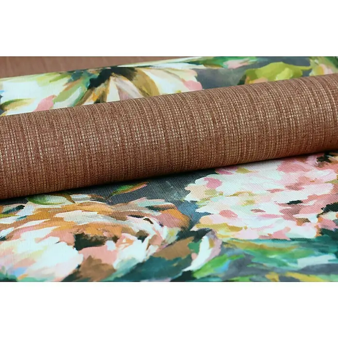 Rasch Florentine III Vliestapete Textile Stoffoptik - Rotbraun, Uni, 10,05 x 0,53 m - Nahaufnahme von strukturierten und floral gemusterten Textilien, die eine warme und einladende Atmosphäre schaffen.