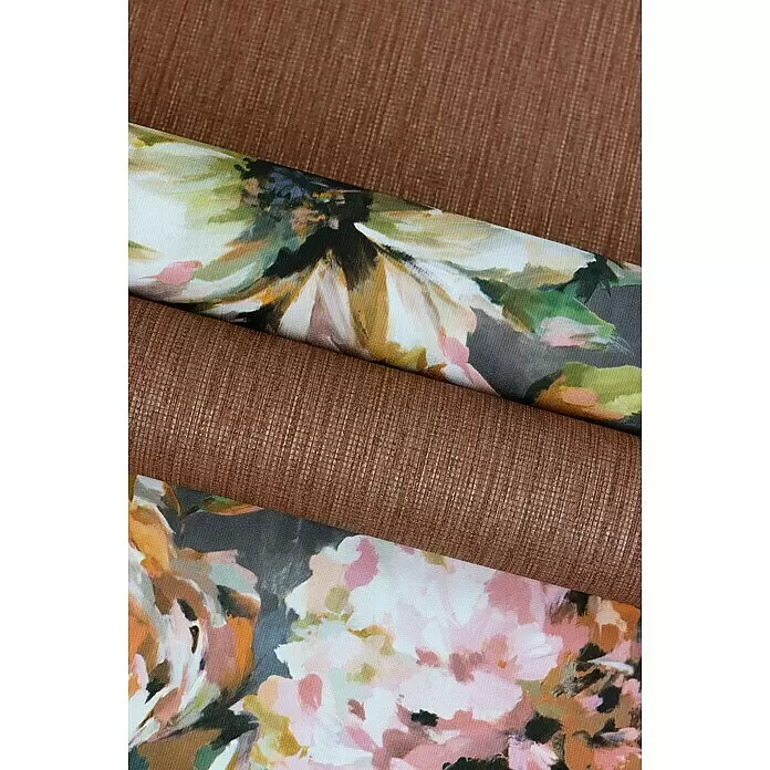Rasch Florentine III Vliestapete Blumen - Mauve, Floral, 10,05 x 0,53 m - Zwei Stoffe: ein brauner, texturierter Stoff und ein floral gemusterter Stoff in Weiß, Grün, Rosa und Orange, übereinandergelegt.