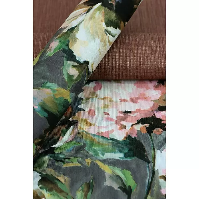 Rasch Florentine III Vliestapete Textile Stoffoptik - Rotbraun, Uni, 10,05 x 0,53 m - Zwei Stoffe: einer dunkel mit abstraktem Blumenmuster in Rosa, Grün und Creme, gerippte Textur; der andere erdigbraun, strukturiert.