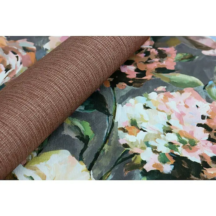 Rasch Florentine III Vliestapete Textile Stoffoptik - Rotbraun, Uni, 10,05 x 0,53 m - Nahaufnahme von einer Rolle kupferfarbener Tapete mit Textur, die auf einer floralen Tapete mit Hortensienmuster liegt.