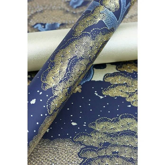 Rasch Salsa Vliestapete Bäume - Mattgold, Floral, 10,05 x 0,53 m - Nahaufnahme einer Rolle dekorativer Tapete mit einem anspruchsvollen, goldenen Muster auf marineblauem Grund, die eine elegante Note verleiht.
