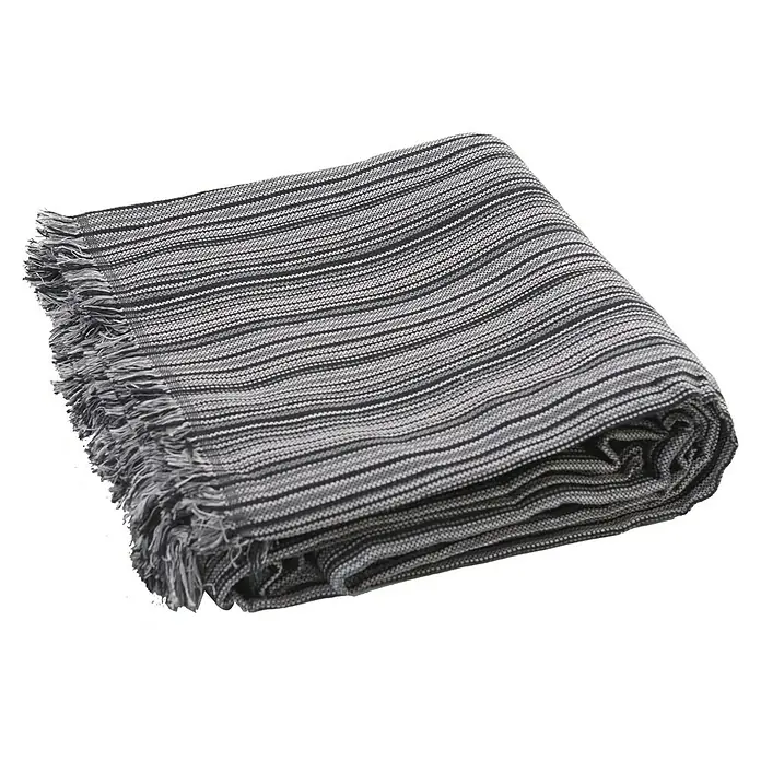Manta para sofá Multiusos - Rayas Gris - Manta a rayas gris y negra con flecos, doblada. Perfecta para la sala de estar o el dormitorio, ofreciendo calidez y estilo.