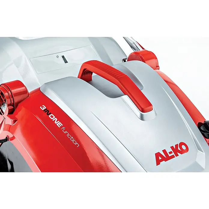 AL-KO Elektro-Vertikutierer-Lüfter Combi Care 36 E Comfort - 1.500 W, Arbeitsbreite: 36 cm - Nahaufnahme eines AL-KO Rasenmähers mit rotem Griff und 3inONE-Funktion, der die Marke und die Vielseitigkeit des Produkts hervorhebt.