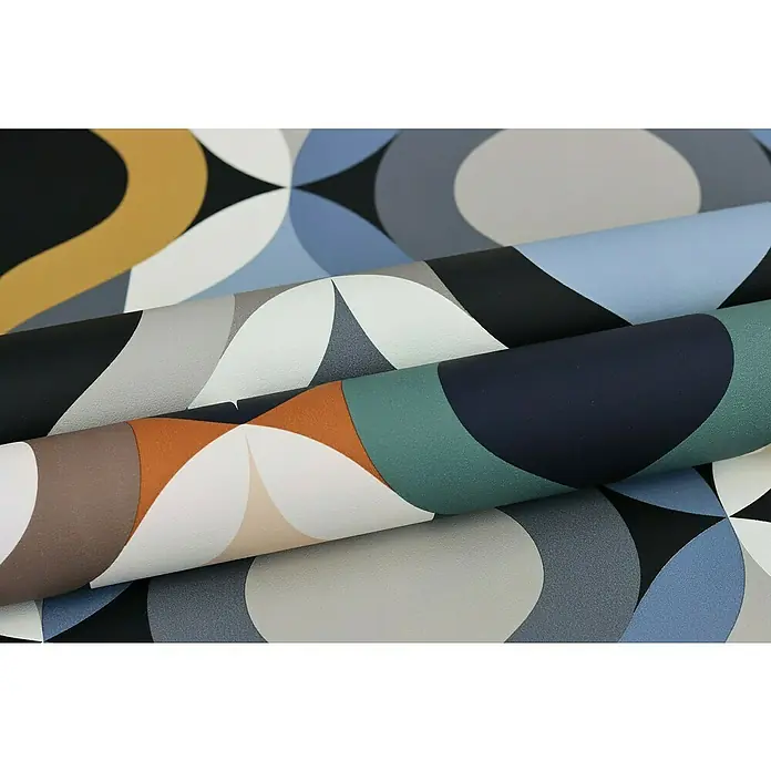 Rasch Salsa Vliestapete Retro - Grün-Braun, Grafisch, 10,05 x 0,53 m - Nahaufnahme von gerollten Tapetenrollen mit einem geometrischen Muster in verschiedenen Farben, die ein stilvolles und modernes Design präsentieren.