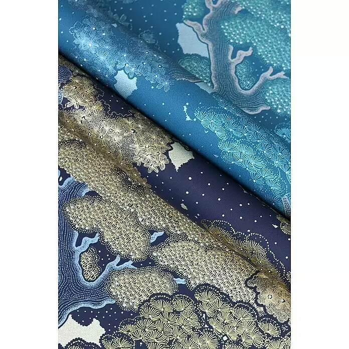 Rasch Salsa Vliestapete Bäume - Mattgold, Floral, 10,05 x 0,53 m - Zwei gemusterte Papierrollen: eine blau/türkis mit Bäumen, eine marineblau/gold mit Naturmotiven.