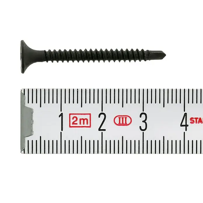 Profi Depot Schnellbauschraube - Durchmesser: 3,5 mm, Länge: 35 mm, Senkkopf, Mit Bohrspitze, 200 Stk. - Nahaufnahme einer schwarzen Trockenbauschraube, die mithilfe eines Messstocks vermessen wird.